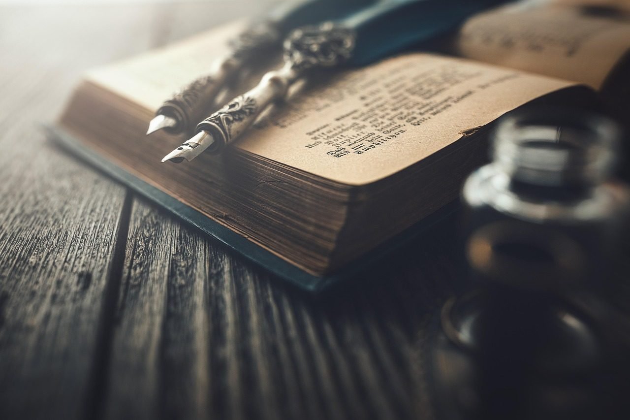 Livros antigos organizados sobre uma mesa rústica de madeira em ambiente sereno