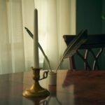 Mesa médica antiga com livros e documentos em iluminação reflexiva e serena