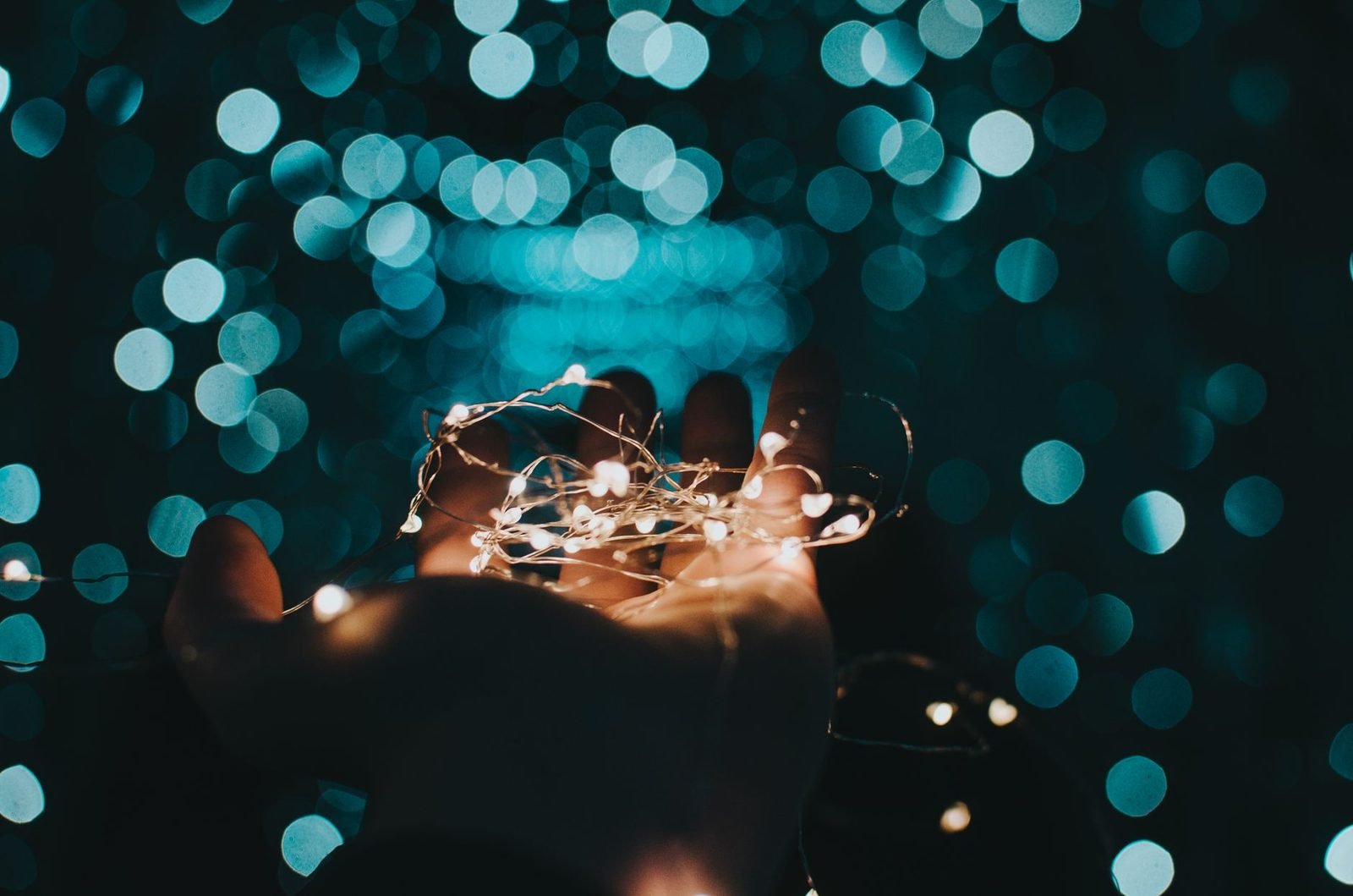 Mãos serenas acolhendo uma luz suave em gesto de benevolência e acolhimento