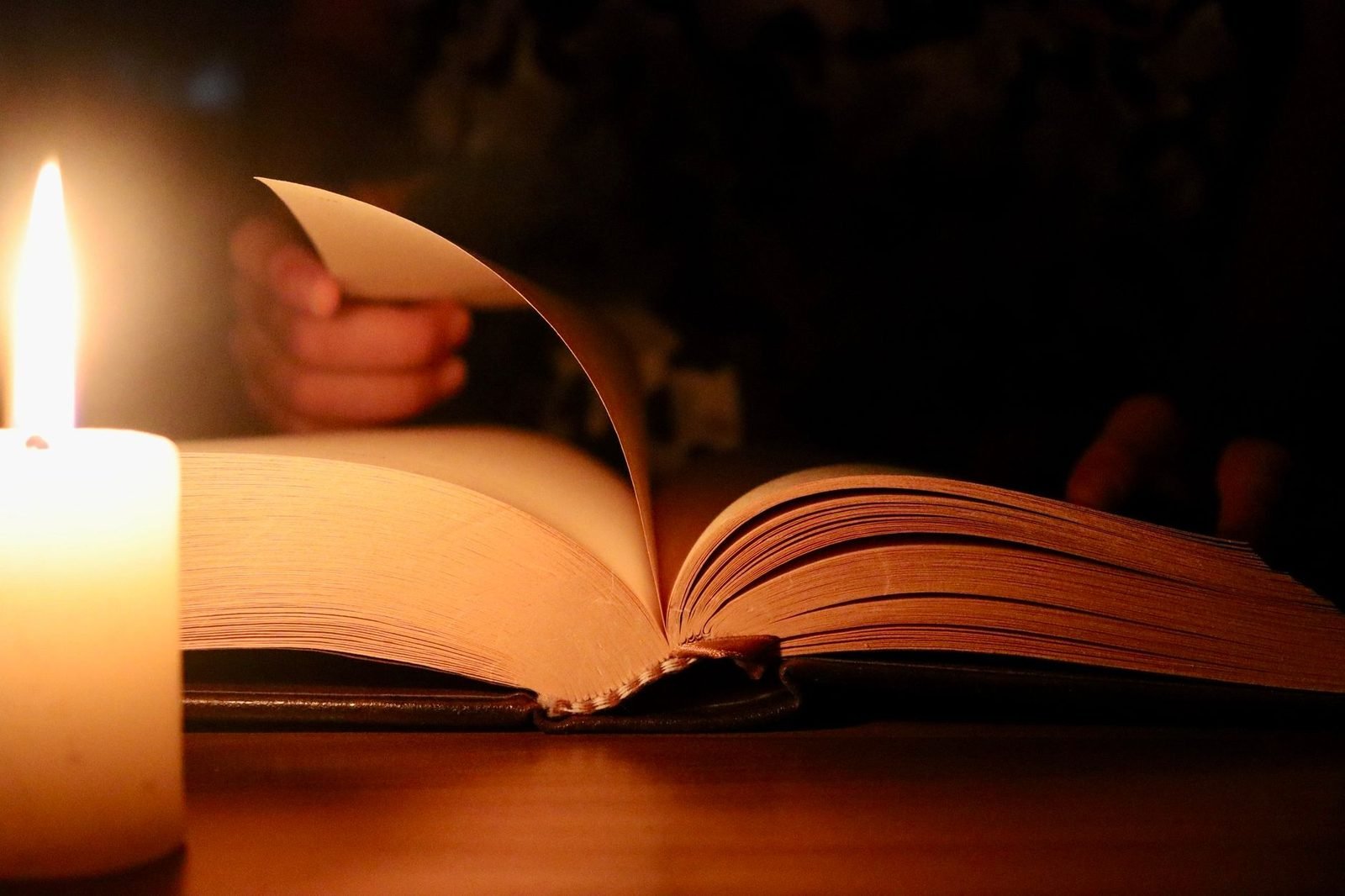 Livro aberto sobre a mesa emanando claridade serena em ambiente acolhedor e reflexivo