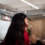 Colega conversa no escritório, luz natural