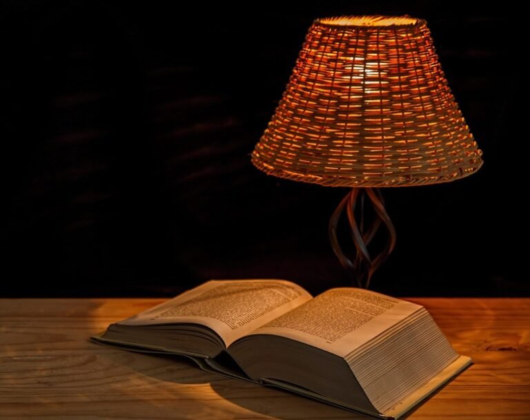 Mãos seguram livro aberto sobre mesa simples de madeira com luz de janela